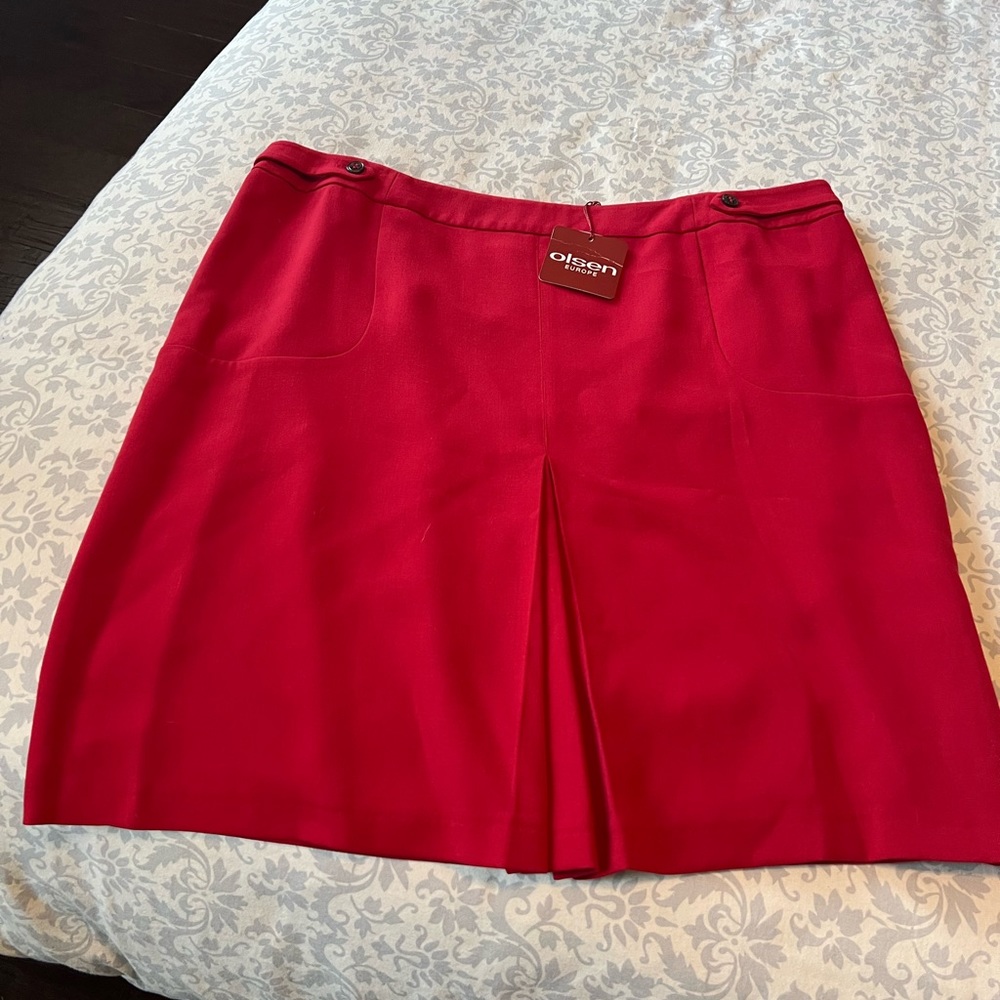 Olsen Europe Red Kick pleat skirt